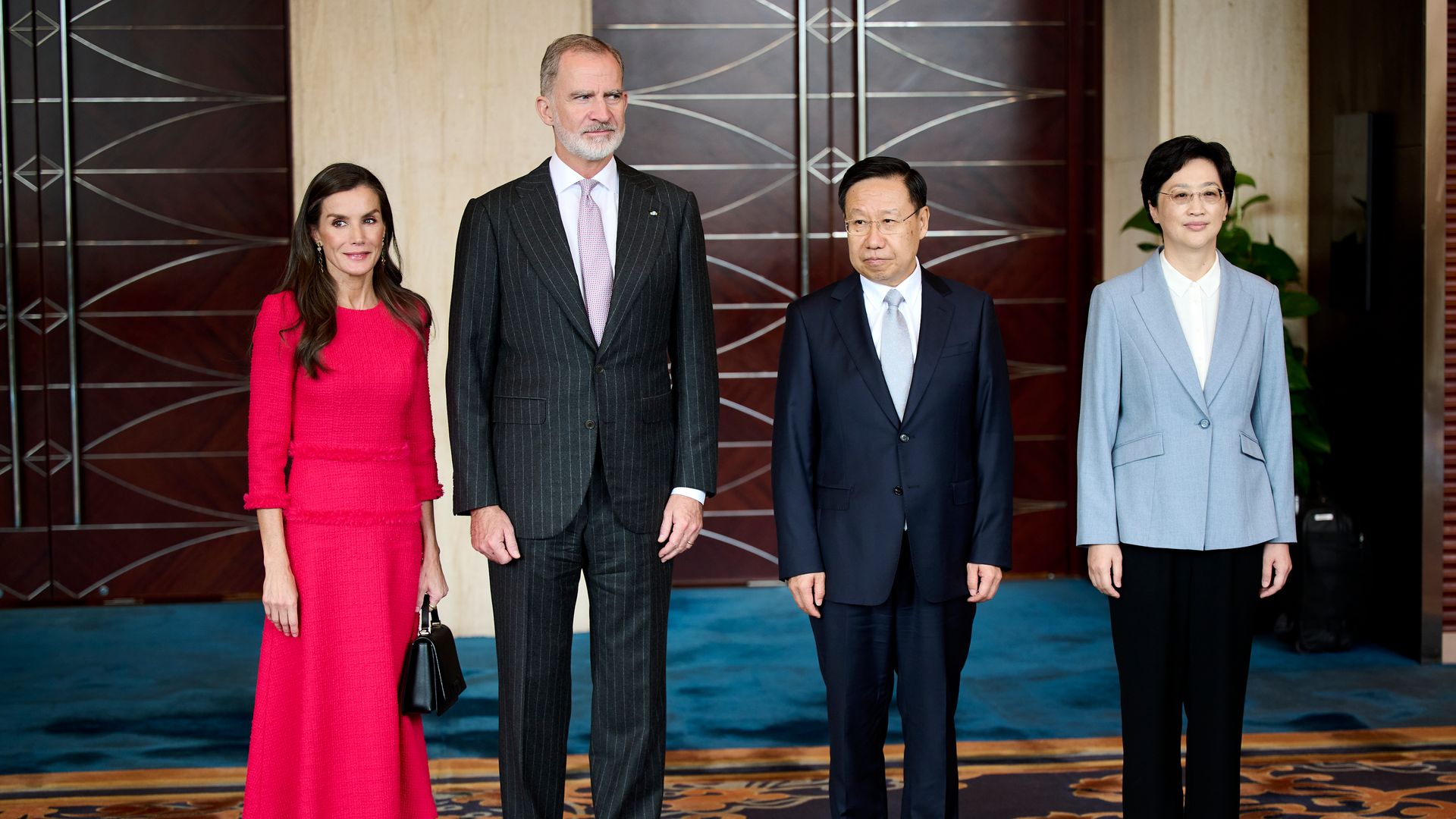 Los Reyes en el hotel Shangri-La de Chengdu con las autoridades locales