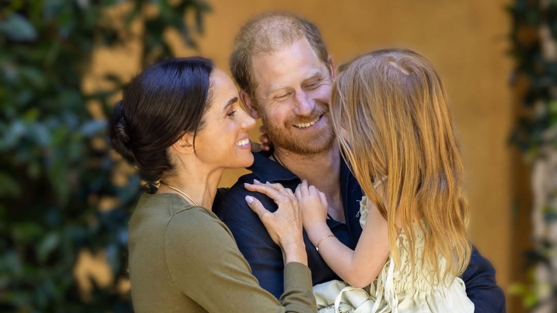 Meghan Markle y el príncipe Harry posan con su hija Lilibet Diana en su 5º cumpleaños