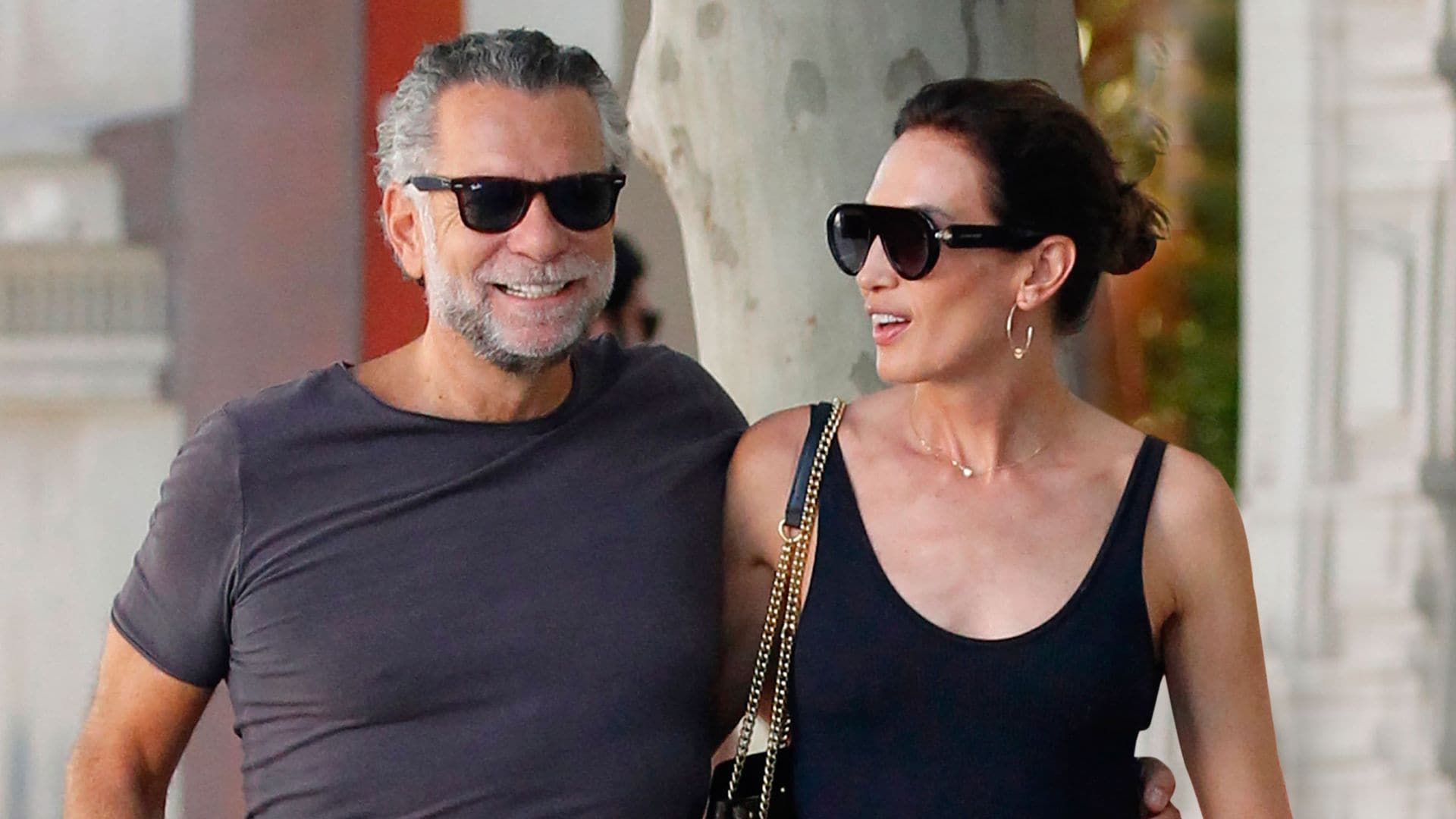 Nieves Álvarez y Bill Saad de lo más románticos y conjuntados por las calles de Madrid