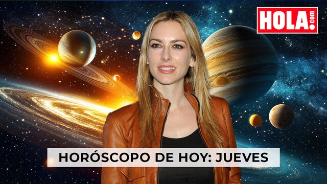 Kira Miró, en primer plano, de fondo, diferentes planetas de nuestro sistema solar