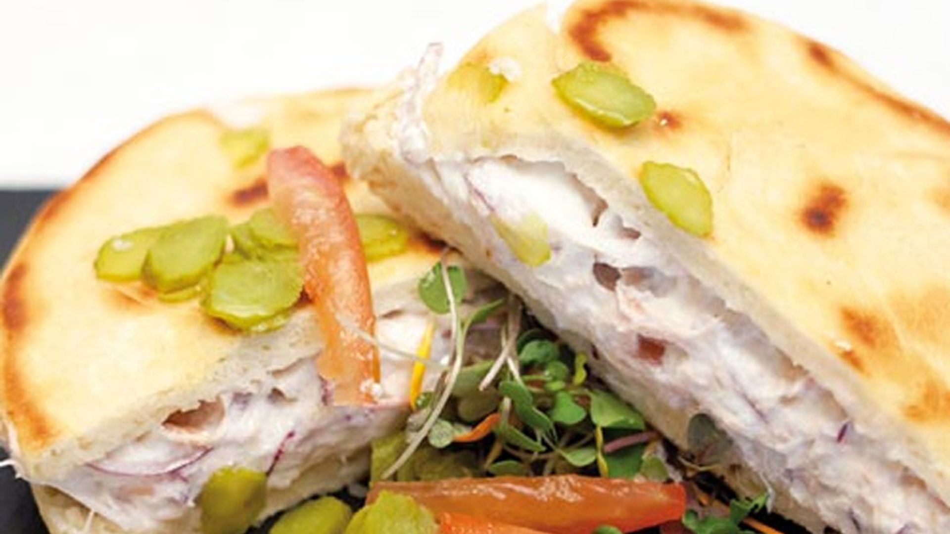 Bocadillo de atún con queso en pan de pita casera
