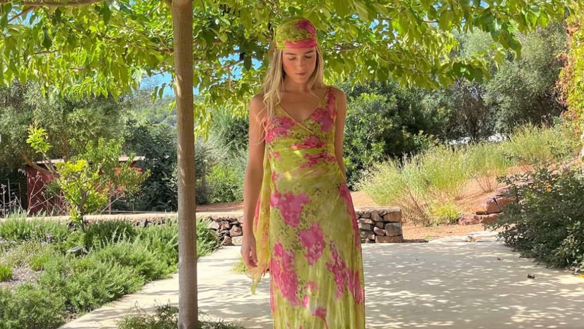 Un pañuelo a lo pirata y un vestido vintage: el lookazo de invitada con el que Blanca ha triunfado en la boda de su amiga