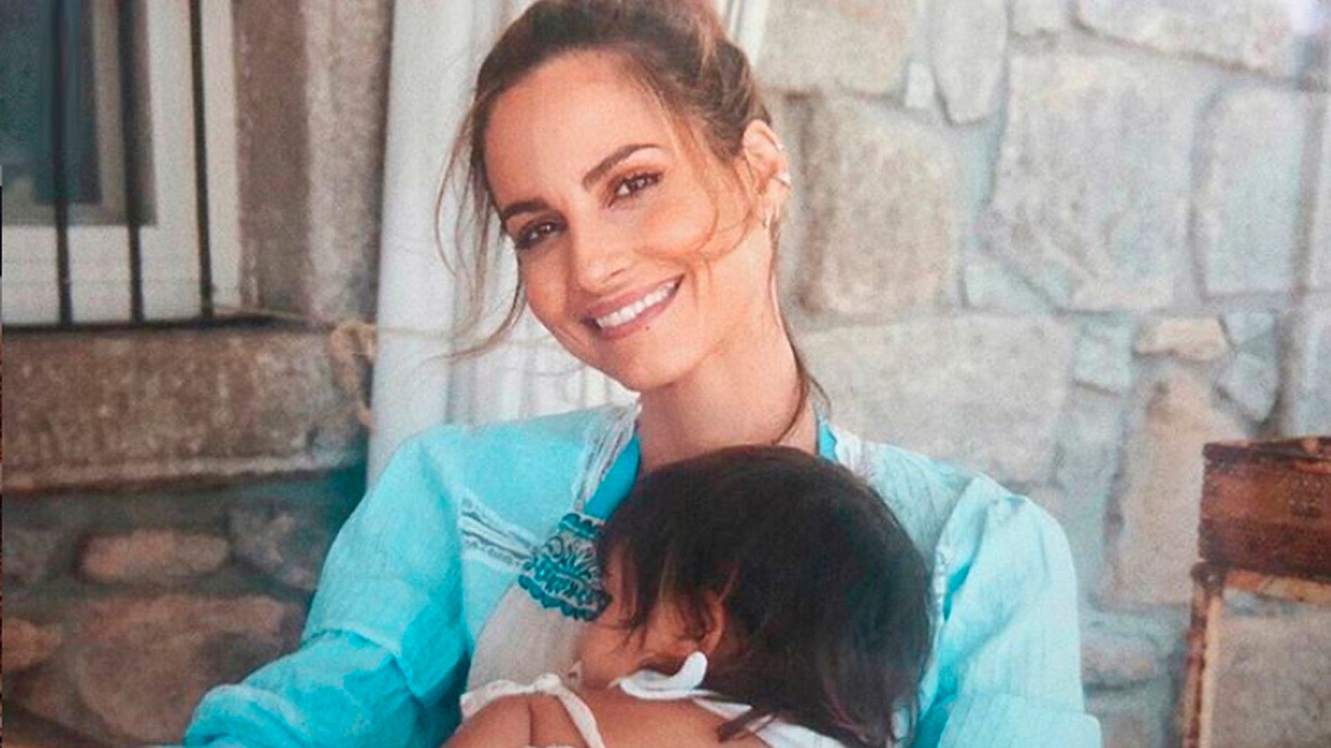 Cambio de 'look' con vistas al mar: la peluquería improvisada de Ariadne Artiles y su hija