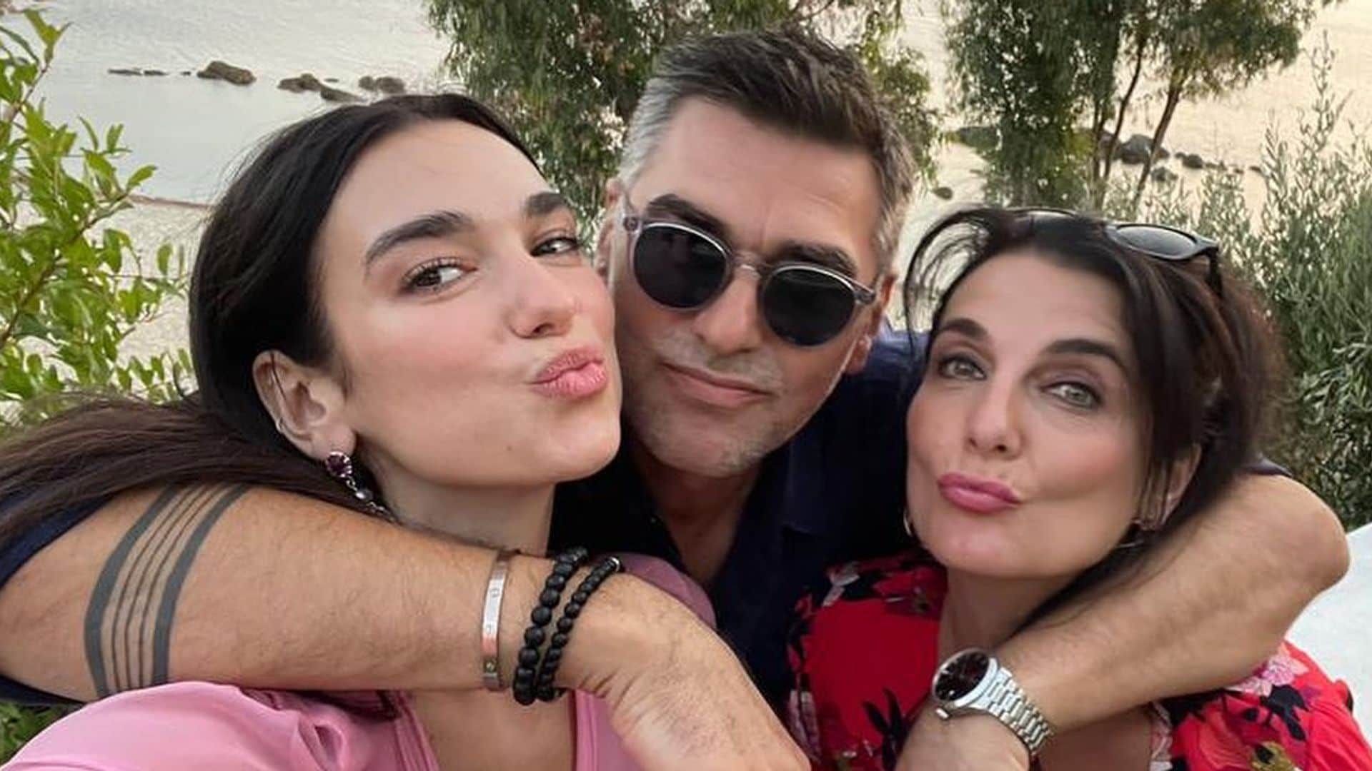 Dua Lipa con sus padres