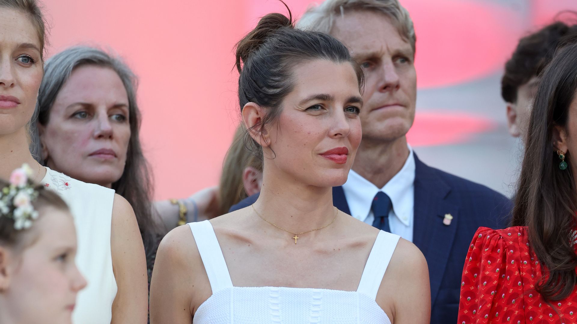 Ni tiara ni drama: Carlota Casiraghi y su look Chanel con significado
