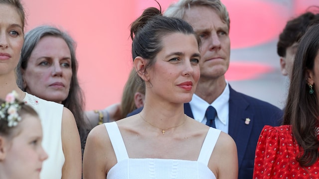 Carlota Casiraghi con vestilo bicolor