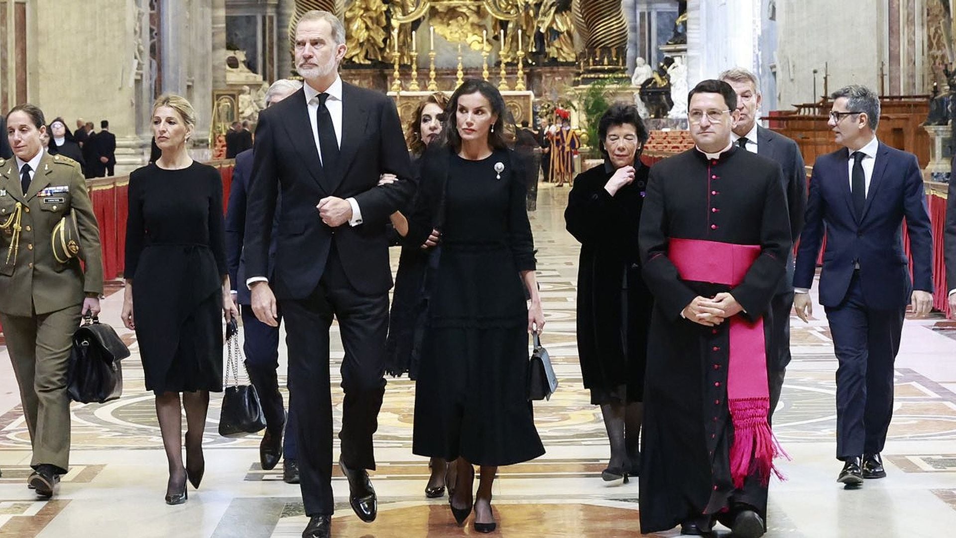 Los reyes Felipe y Letizia despiden al Pontífice