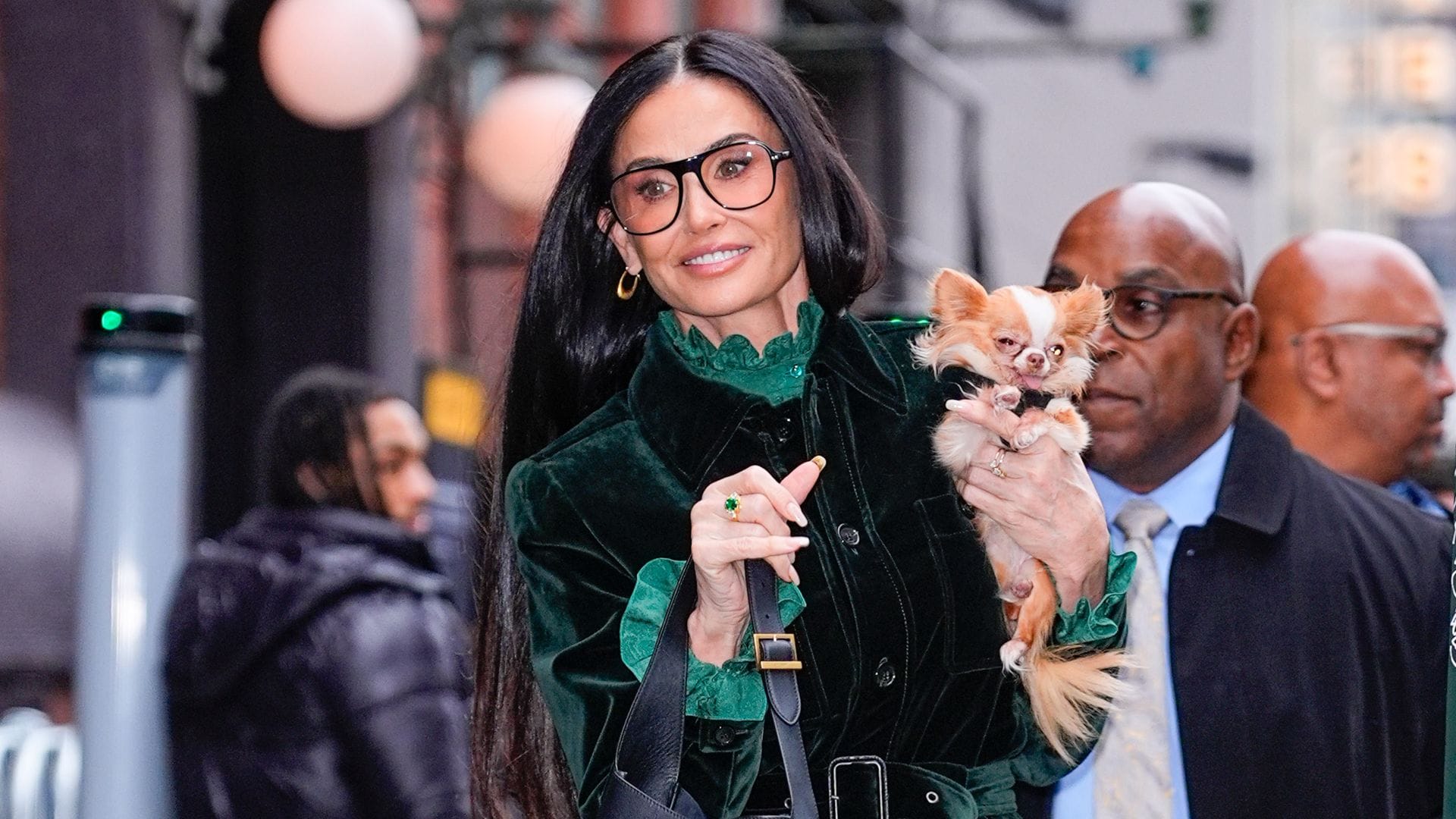 Demi Moore en Nueva York con traje verde y su perro chihuahua Pilaf, 2025.