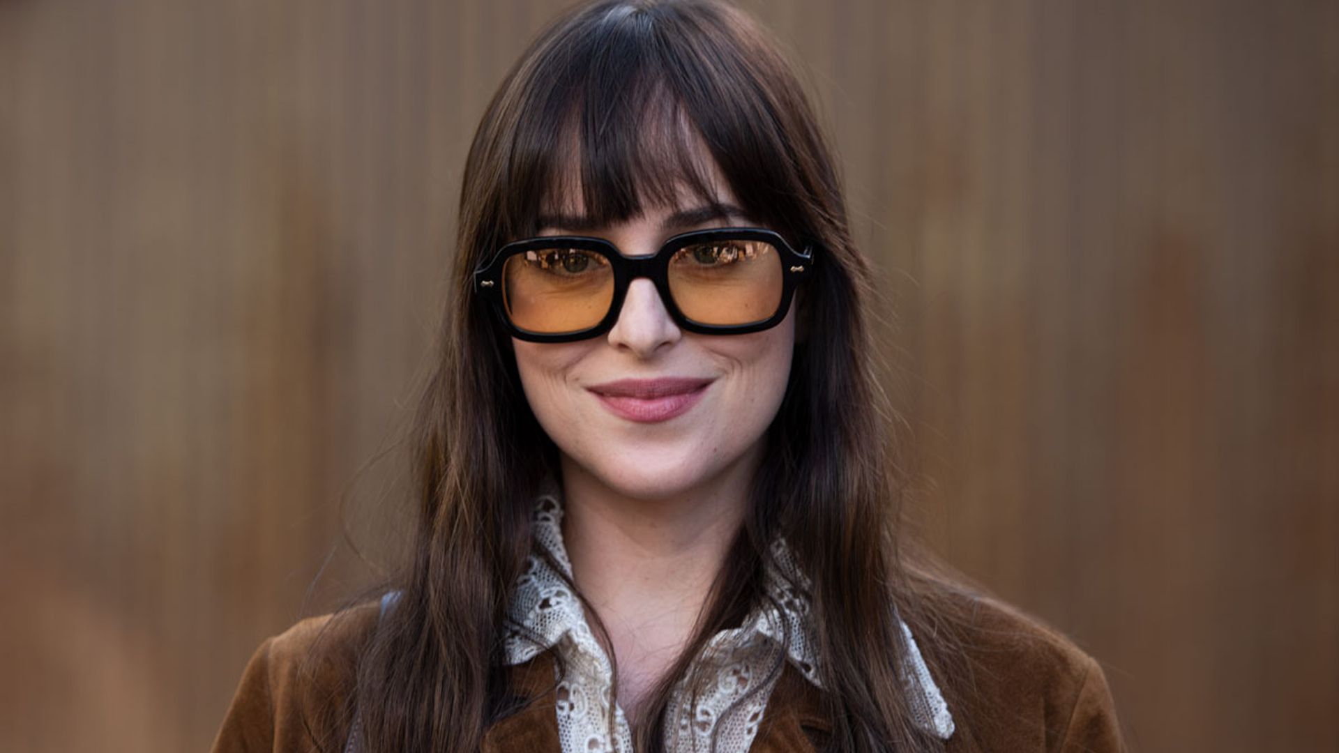 Dakota Johnson ha encontrado los vaqueros rectos que mejor sientan con botines