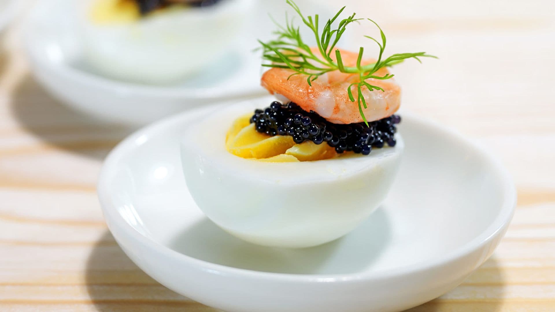 Canapé de huevo y gambas