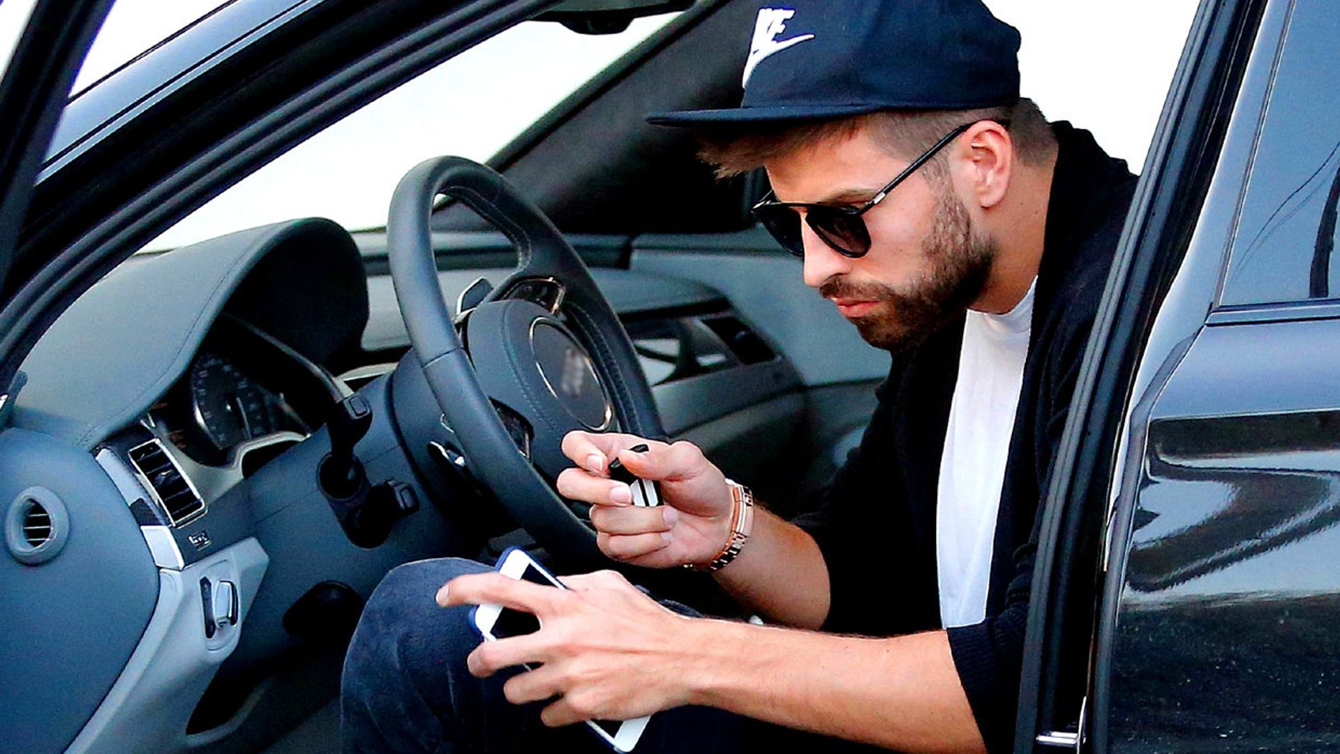 Gerard Piqué vuelve a responder a Shakira y se sube a bordo de un Twingo tras la canción bomba de su ex