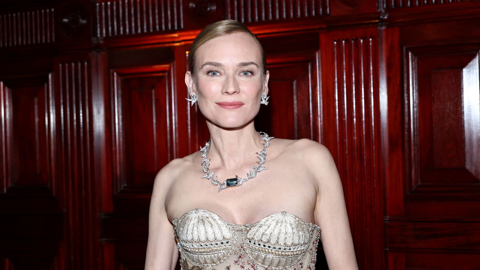 Dra. Moss, experta en medicina estética: "Diane Kruger representa muy bien una tendencia que vemos cada vez más: el lujo ya no consiste en cambiar el rostro"