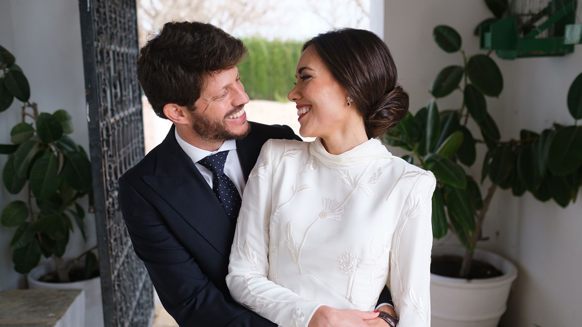 La historia de Lourdes, la novia que se casó con un vestido bordado de claveles con capa en la Mezquita de Córdoba