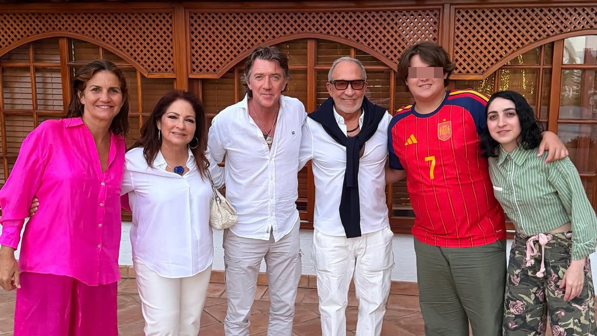 Colate y Samantha Vallejo-Nágera, los mejores anfitriones de Gloria Estefan y su familia en Tenerife