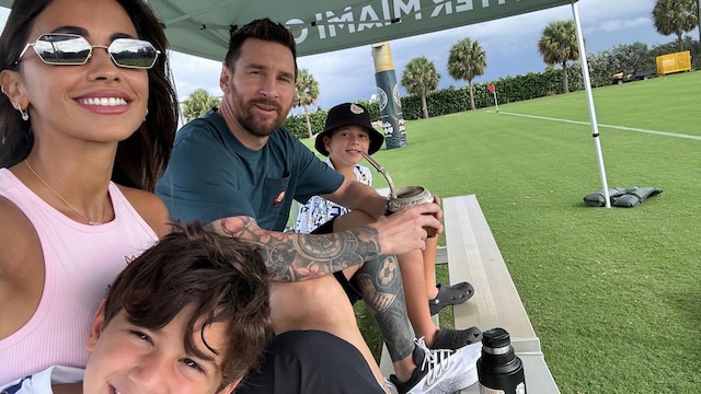 Antonela Roccuzo y Leo Messi con sus hijos Mateo y Ciro.