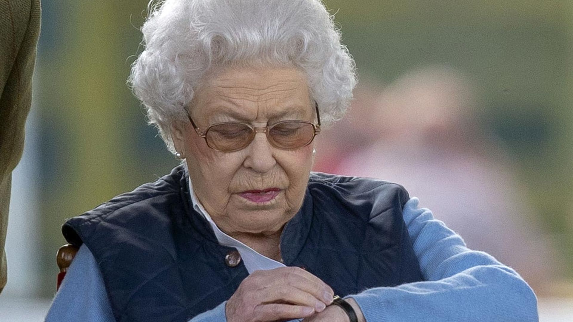 En 'casa' de Isabel II también se cambia la hora este fin de semana... ¡a más de 1.000 relojes y a mano!