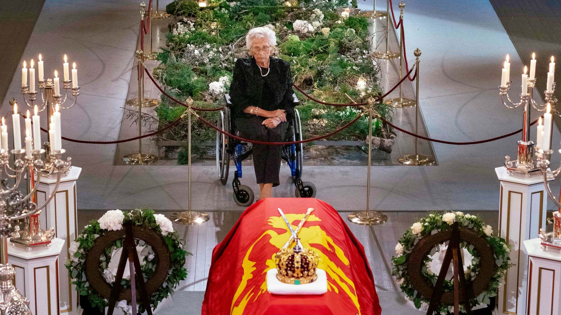 La princesa Astrid de Noruega ante el ataúd de su hermano, el rey Harald