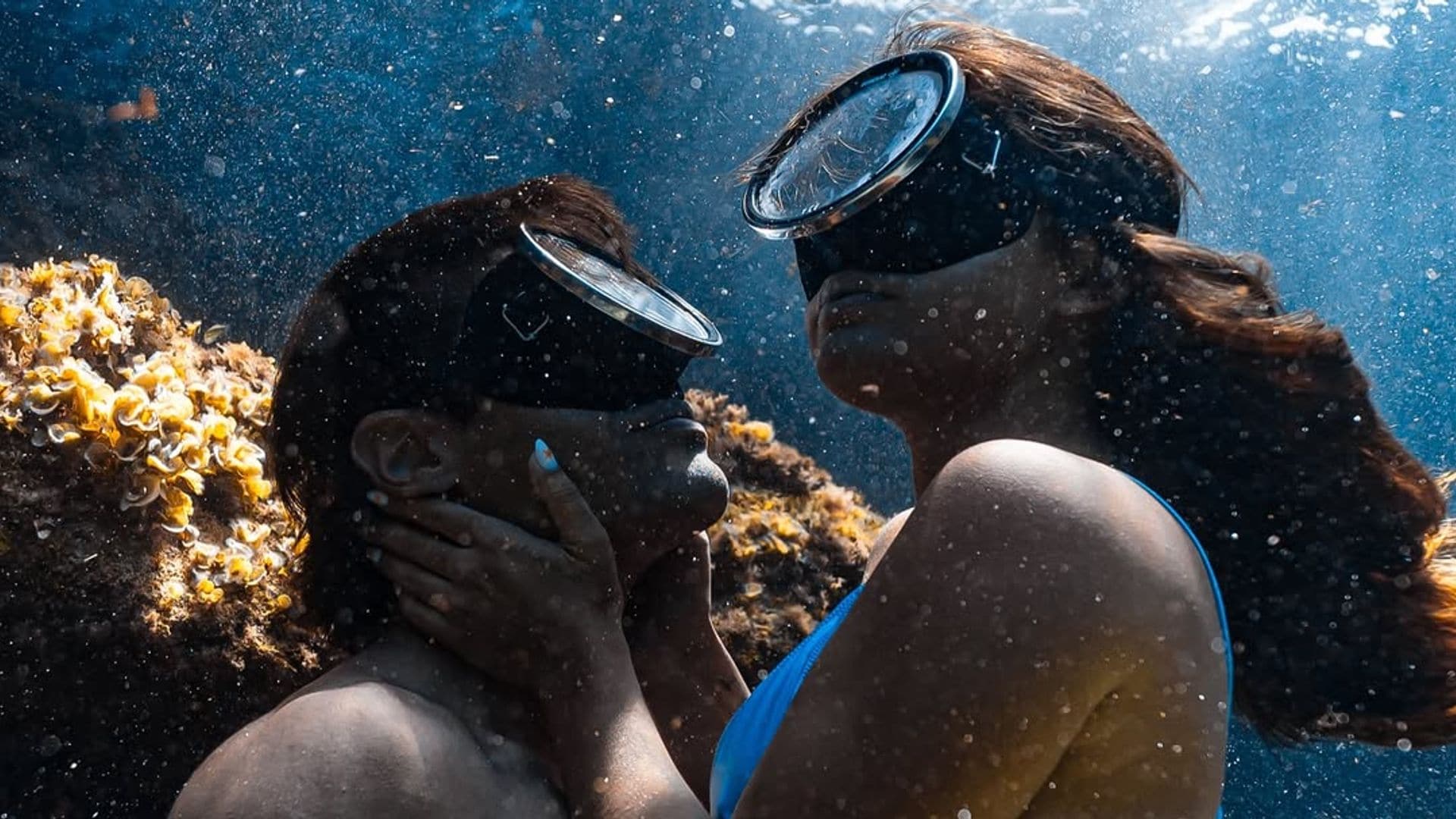 Como una auténtica sirena: las fotos más especiales de Laura Escanes y Joan Verdú en su primer verano juntos