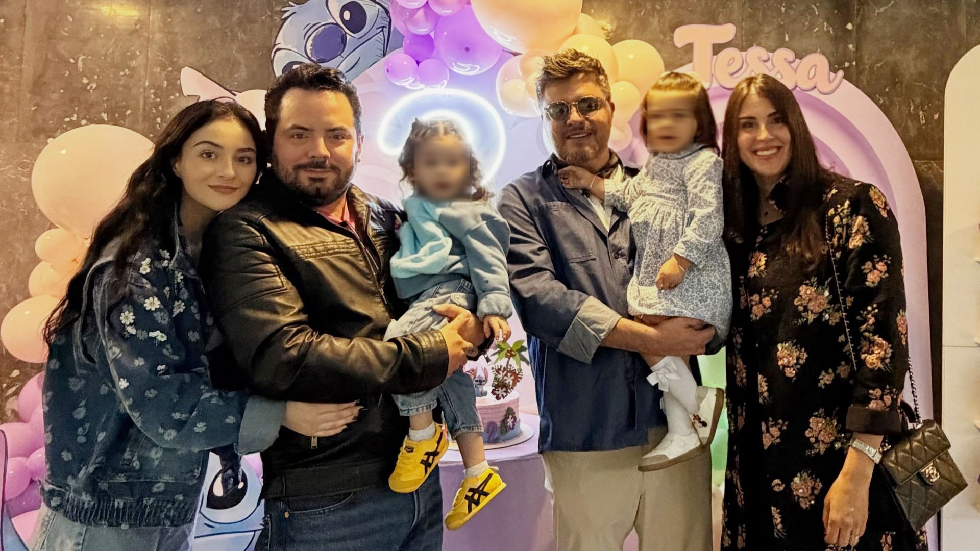 José Eduardo Derbez y Paola Dalay junto a su hija Tessa y sus invitados: Paul Stanley, Joely Bernat y su hija Victoria