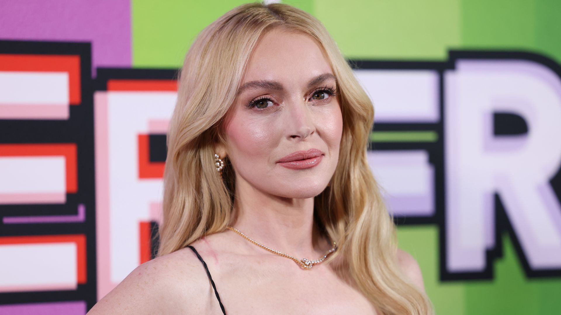 Lindsay Lohan rinde homenaje a un 'Un viernes de locos' a través de sus accesorios más originales