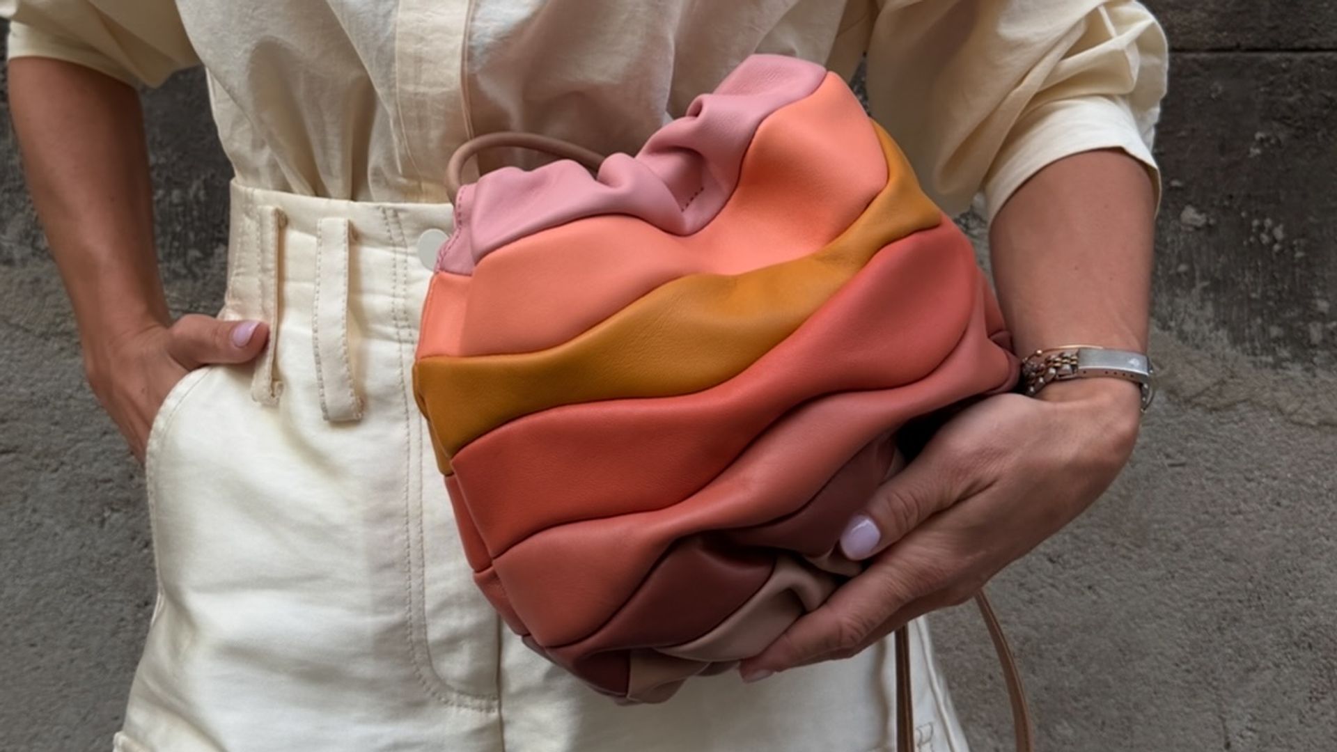 Paula Ordovás con conjunto blanco y bolso Toti ondas de Malababa