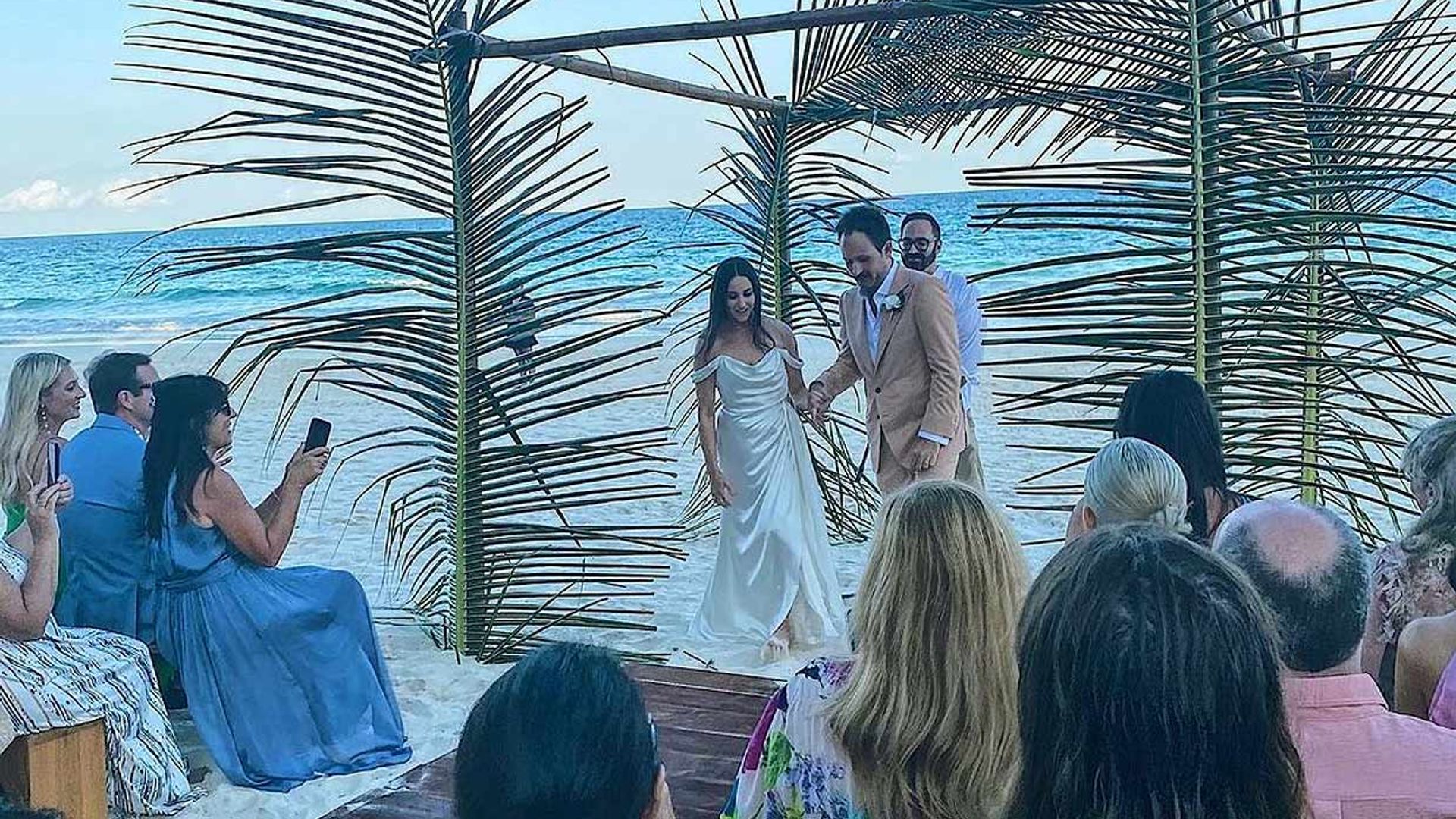 La hija mayor de Bob Saget se casa en la costa mexicana con la viuda de su padre entre los invitados
