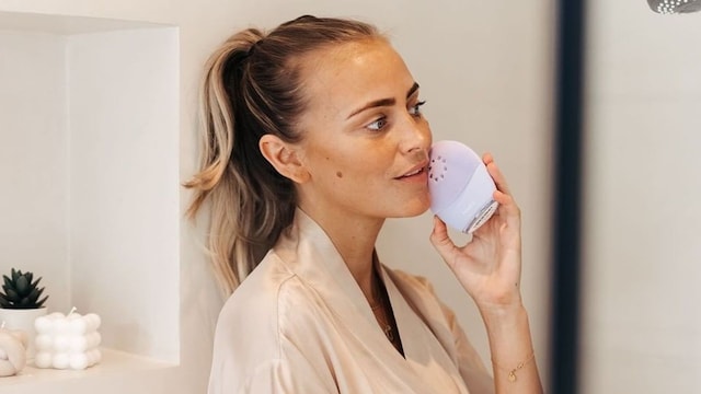 Mujer limpiándose el rostro con cepillo limpiador de Foreo