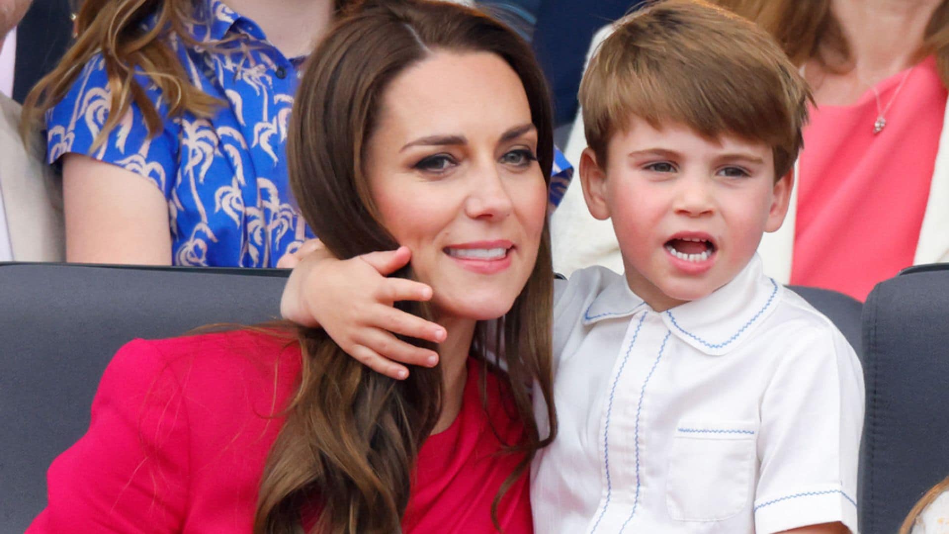 El príncipe Louis y su madre, ¡dos gotas de agua! Una imagen inédita de la princesa de Gales de niña lo demuestra