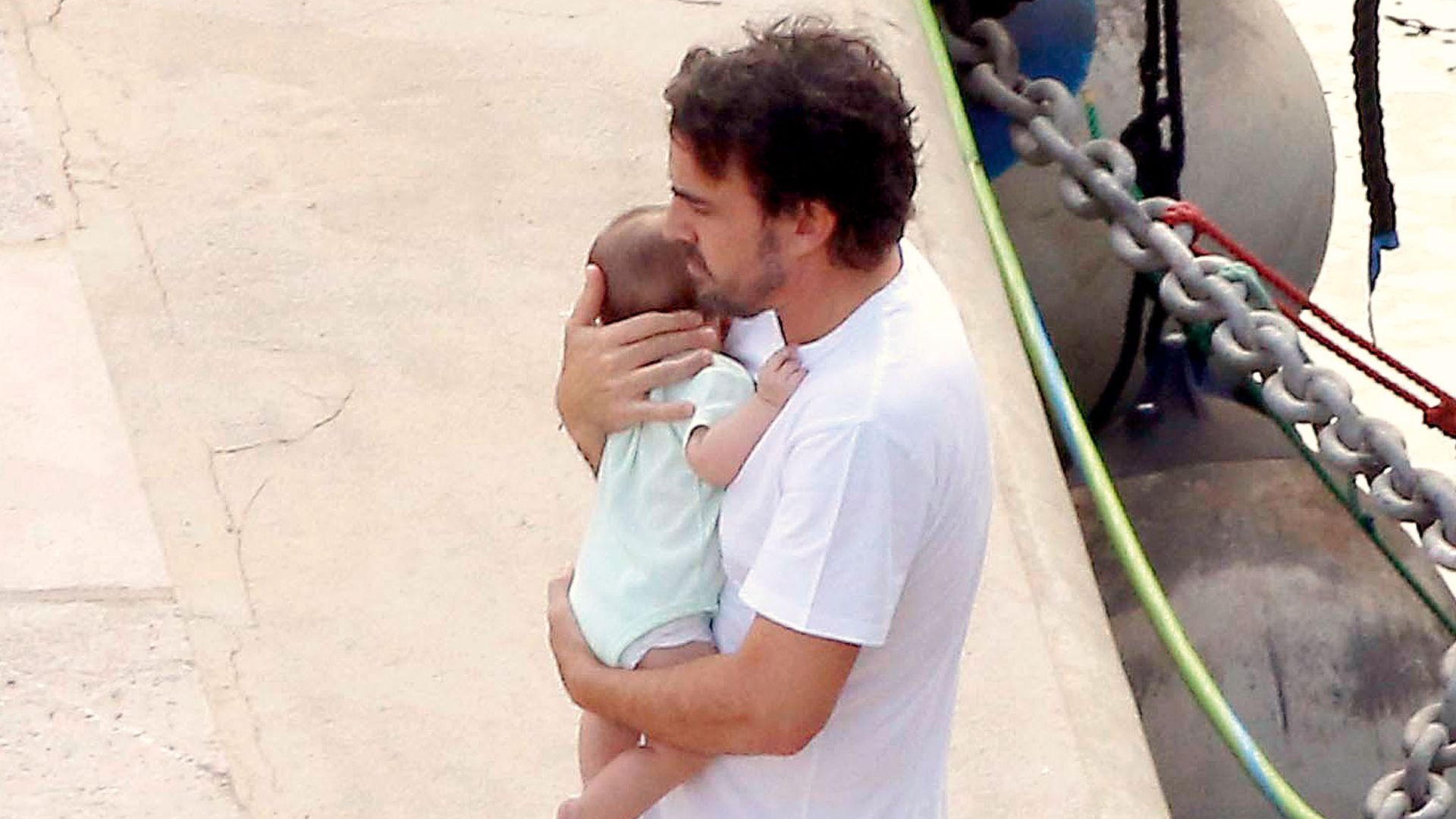 Fernando Alonso con su pequeño Leonard en brazos por Mónaco