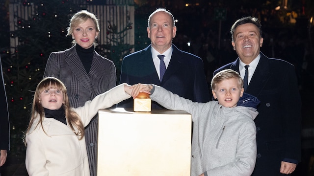 Charlene y Alberto de Mónaco con sus hijos en el encendido de navidad 2024