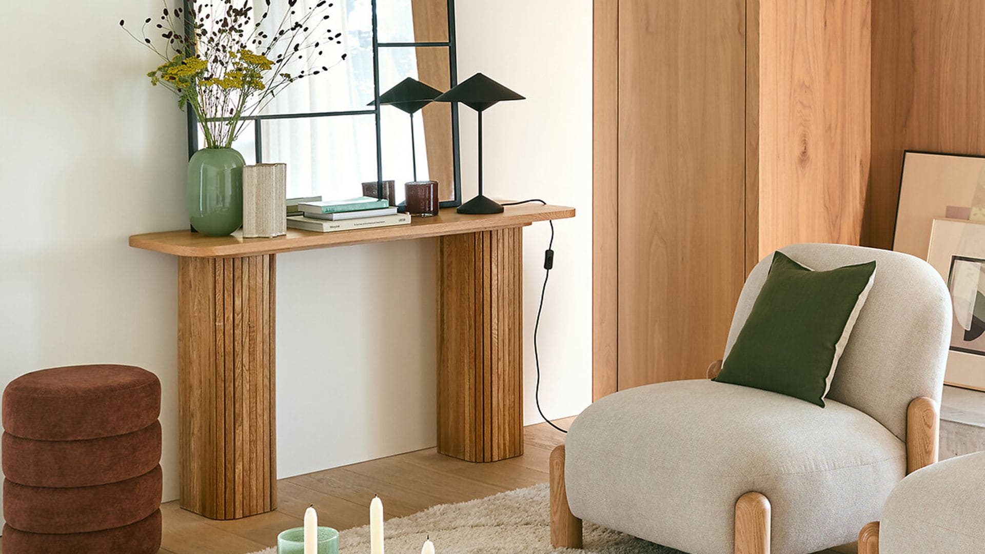 Rincón del salón decorado en tonos neutros