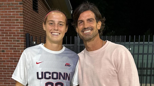 Aitor Ocio junto a su hija Naia