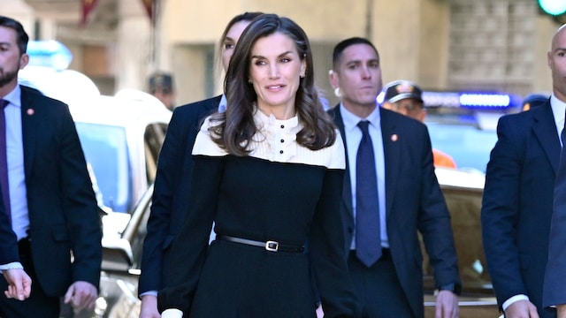 La reina Letizia rescata el mono victoriano y bicolor con el que causó sensación en Croacia