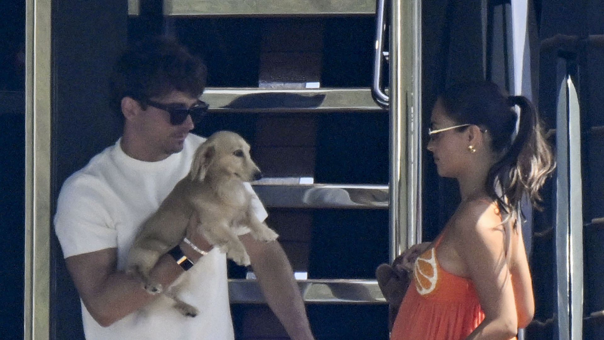 Charles Leclerc y Alexandra Saint Mleux fueron fotografiados disfrutando de una escapada de verano a bordo de su yate de lujo frente a la Costa Esmeralda, en Cerdeña, junto a su perro salchicha, Leo.