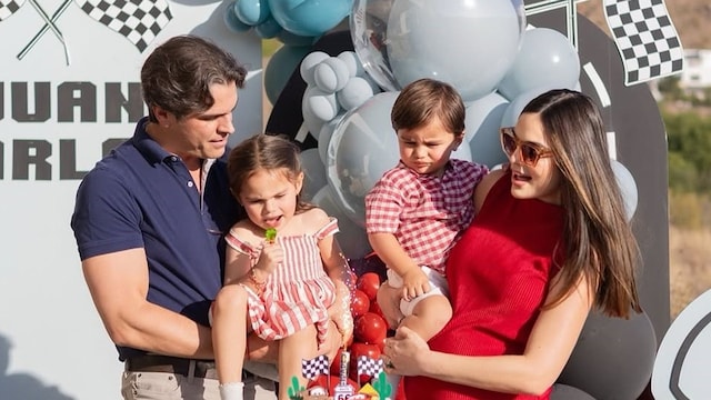 Ximena Navarrete y Juan Carlos Valladares en el cumple número dos de su hijo Juanca.
