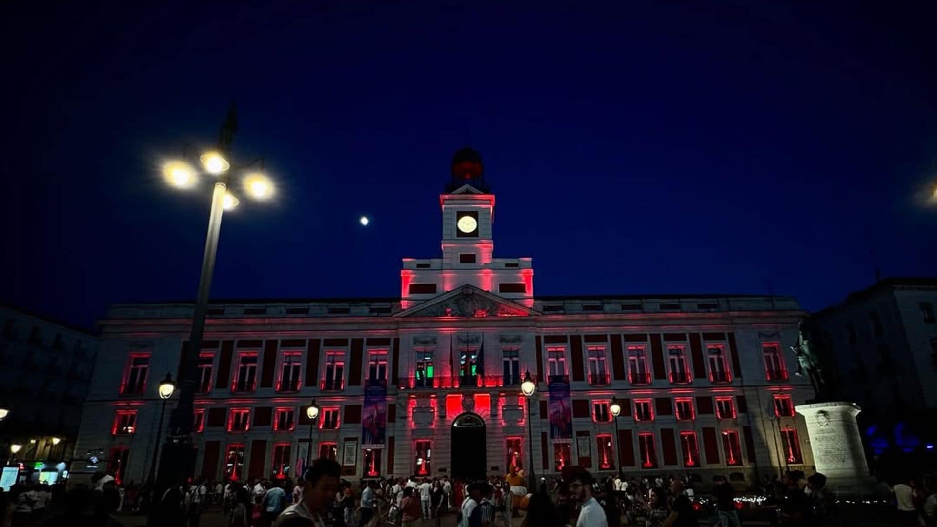 La Comunidad de Madrid ilumina de rojo la fachada de la Real Casa de Correos