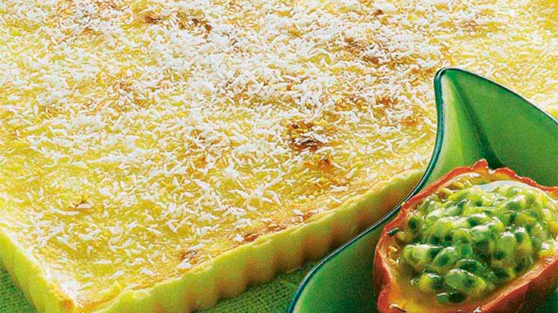 Tarta de limón y coco con fruta de la pasión