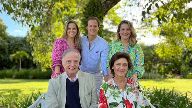 Antonio de Orleans-Braganza con su mujer y sus hijos