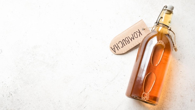 botella de kombucha sobre fondo blanco