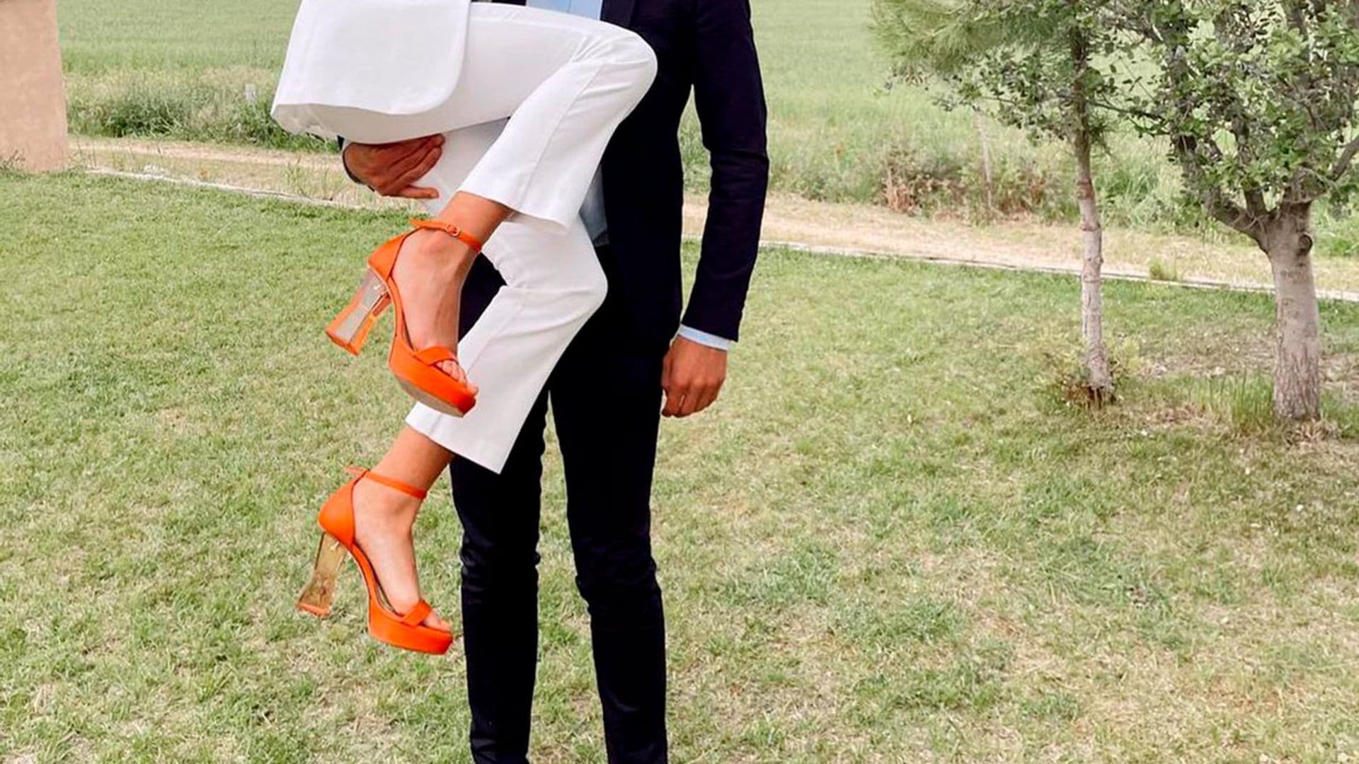 Sandalias naranjas, la tendencia de invitadas que ahora triunfa en las bodas