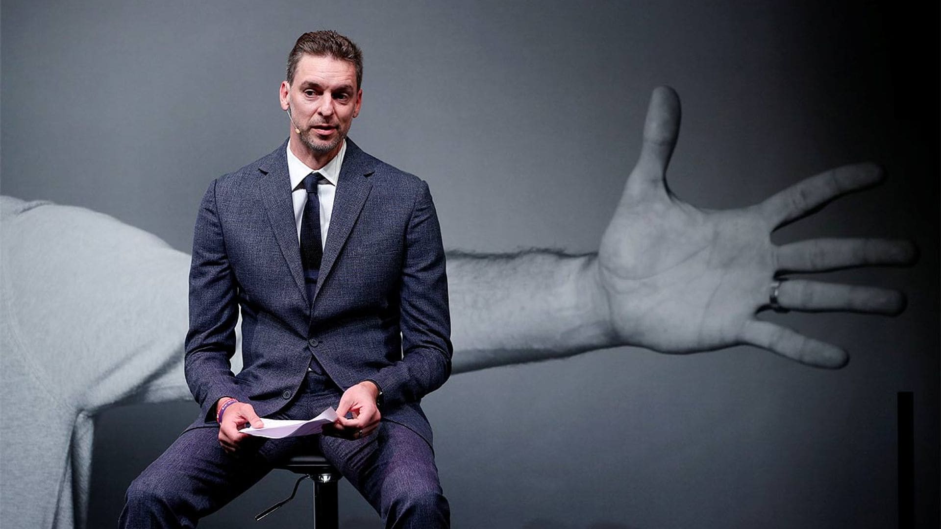 Pau Gasol, muy emocionado y arropado por su familia, anuncia su retirada: 'Tenía la ilusión de jugar algún día delante de mi niña'