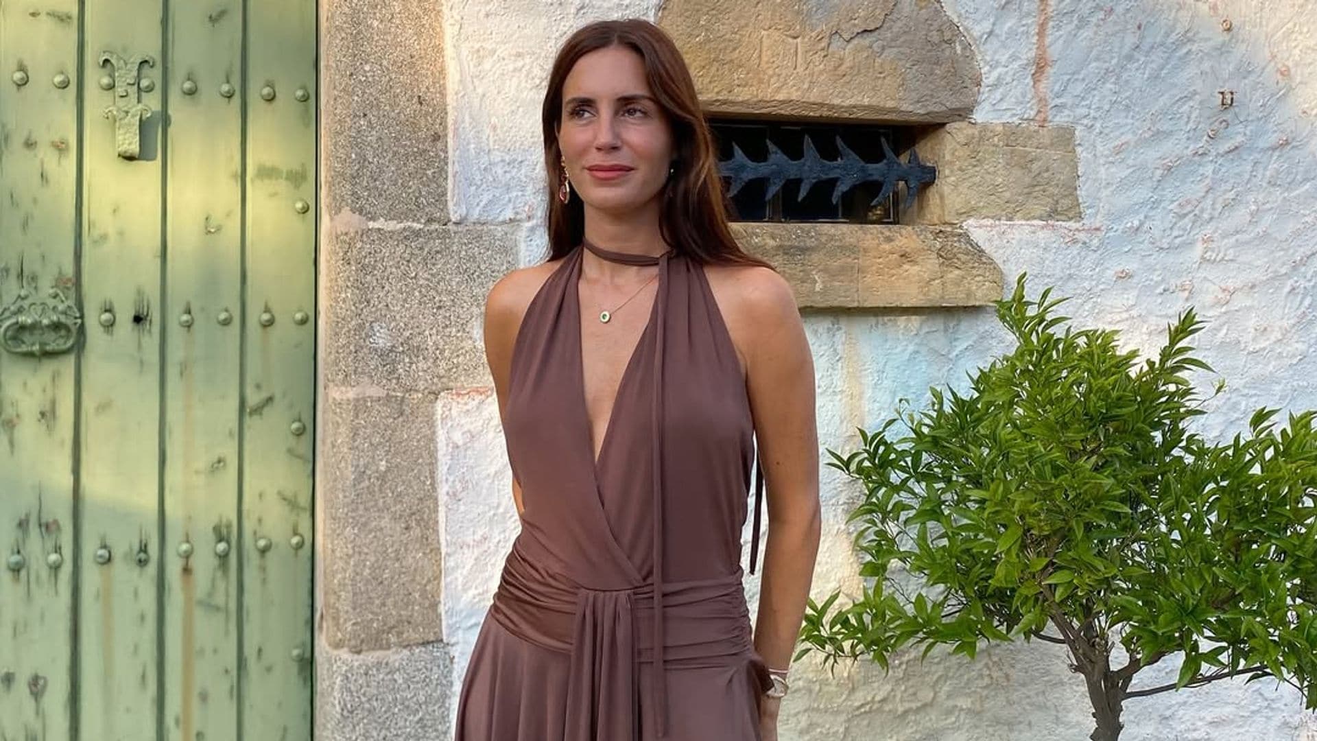 Gala González, tras su idílica boda, transforma un diseño playero en el look de noche perfecto con este accesorio