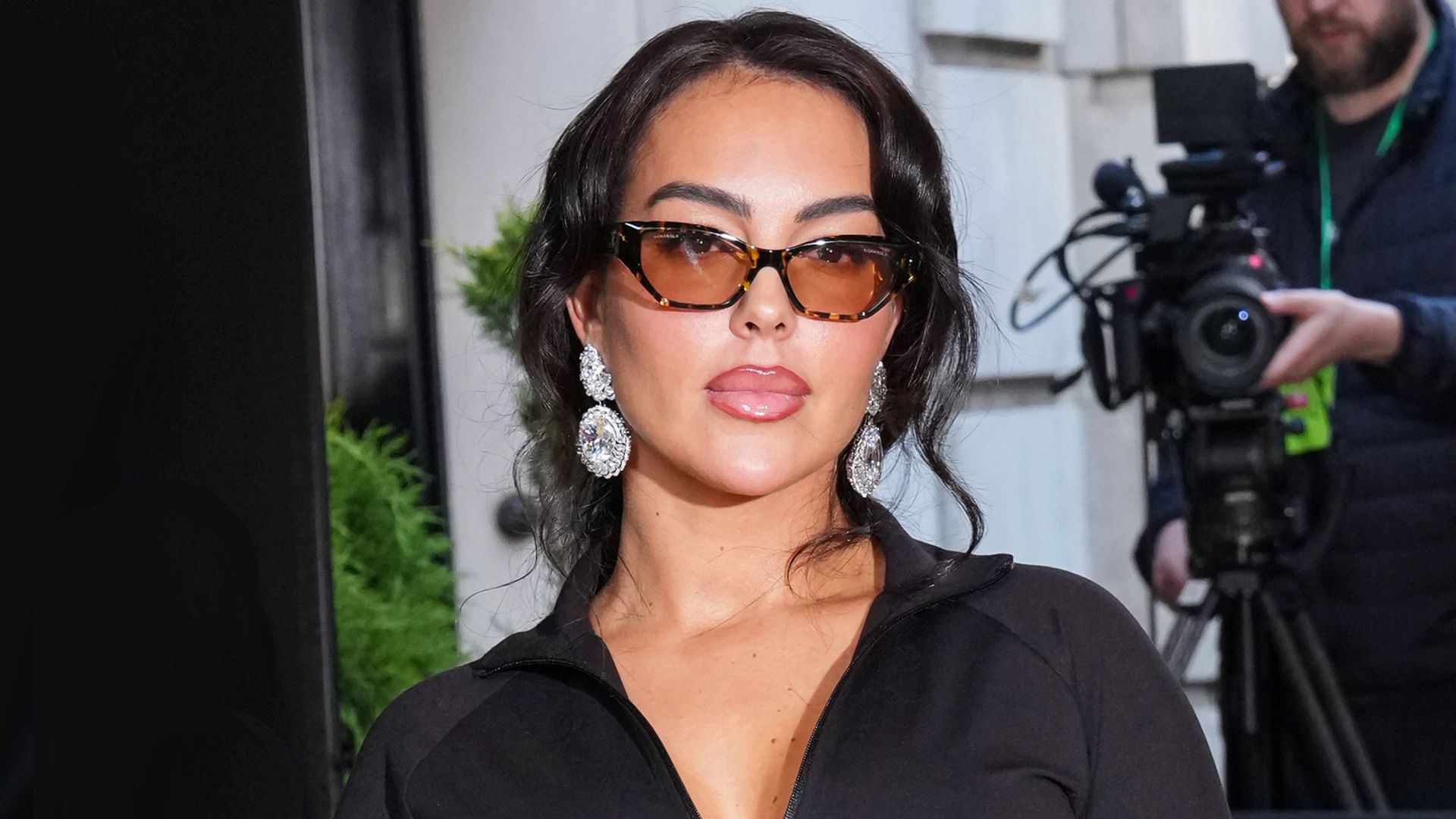 Georgina Rodríguez saliendo del Carlyle Hotel de Nueva York horas antes de la Met Gala, el 4 de mayo de 2026
