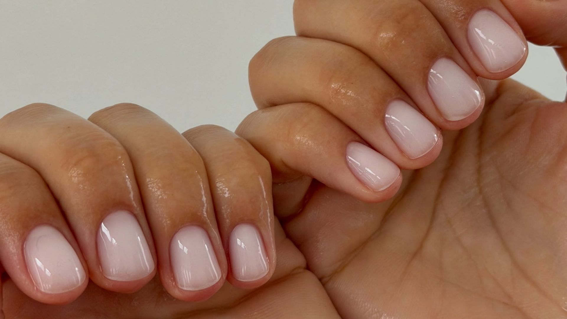 'Coconut water nails', la manicura blanca que será una de las tendencias más sofisticadas del otoño