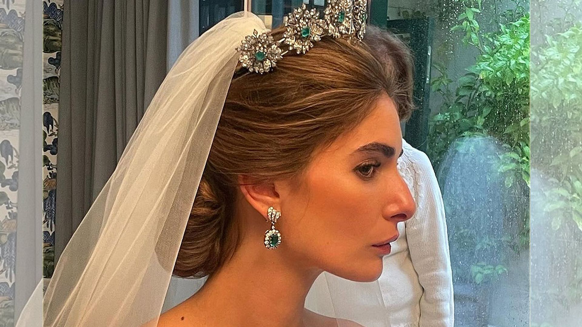 La historia de la tiara de esmeraldas de Isabel II de España que ha llevado Sol Matossian en su boda