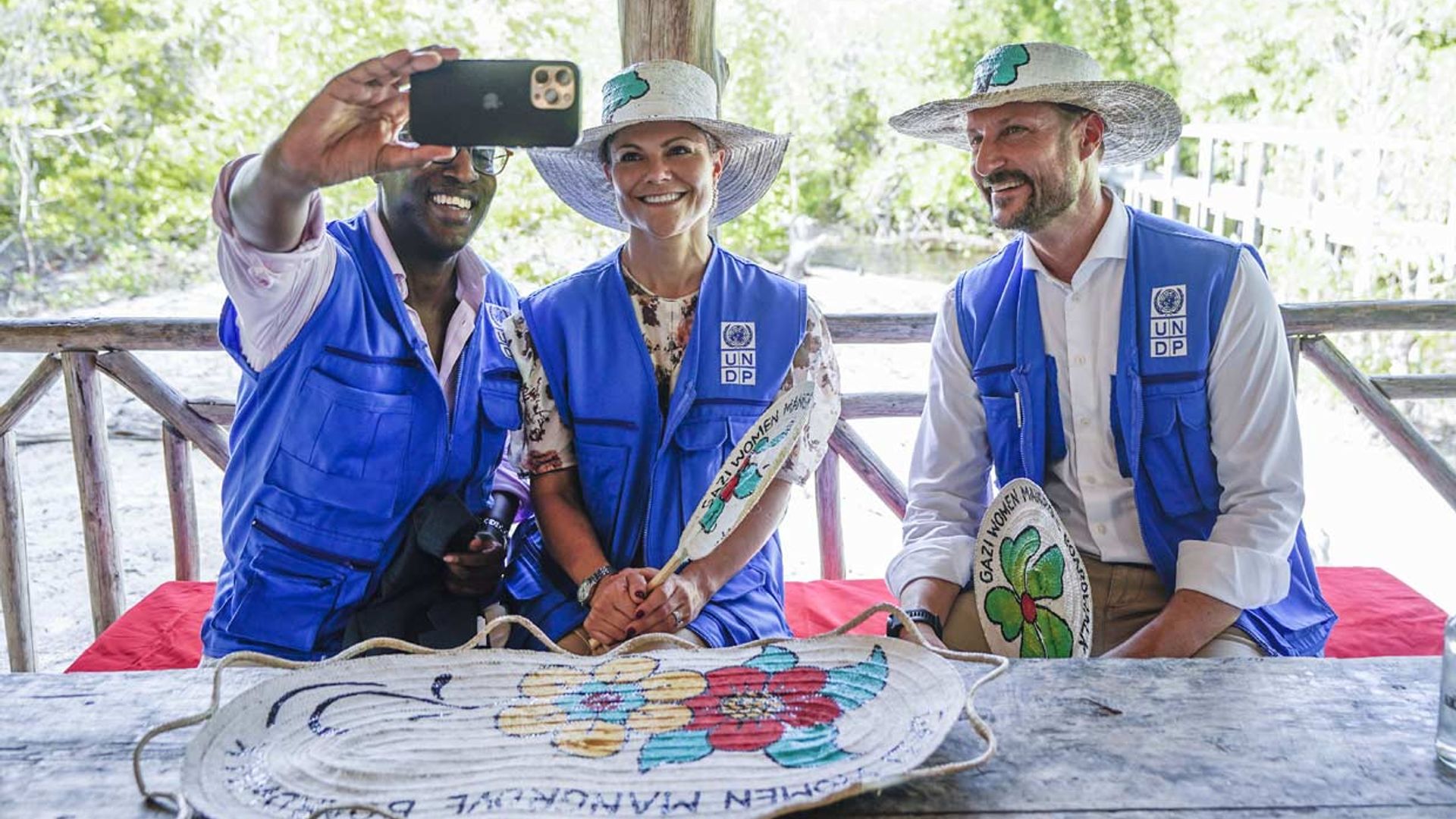 Las imágenes más sorprendentes de Victoria de Suecia y Haakon de Noruega en su viaje conjunto a Kenia