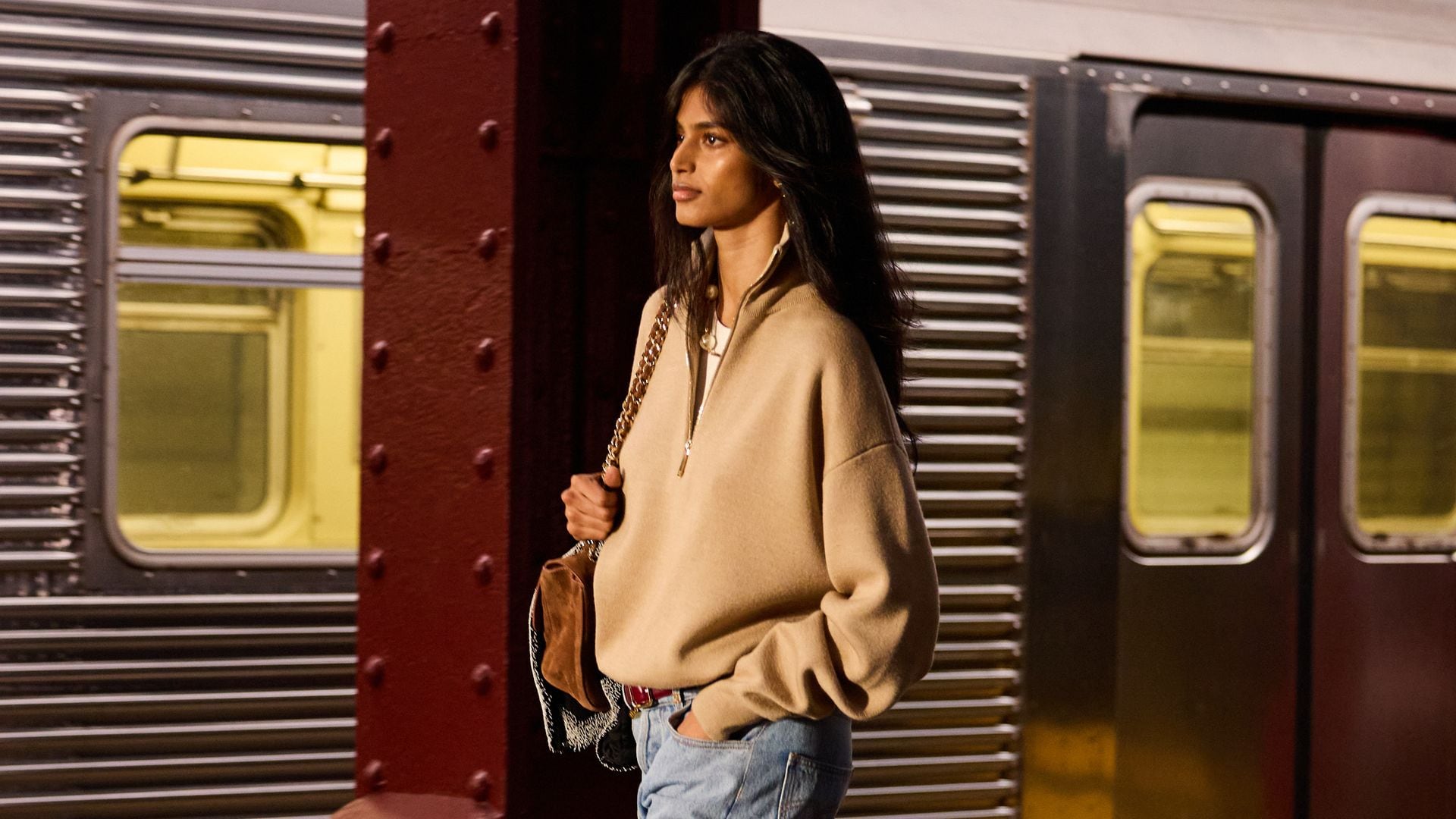 La increíble historia de la modelo de Chanel que fue descubierta en el metro y aceptó desfilar para pagar una deuda