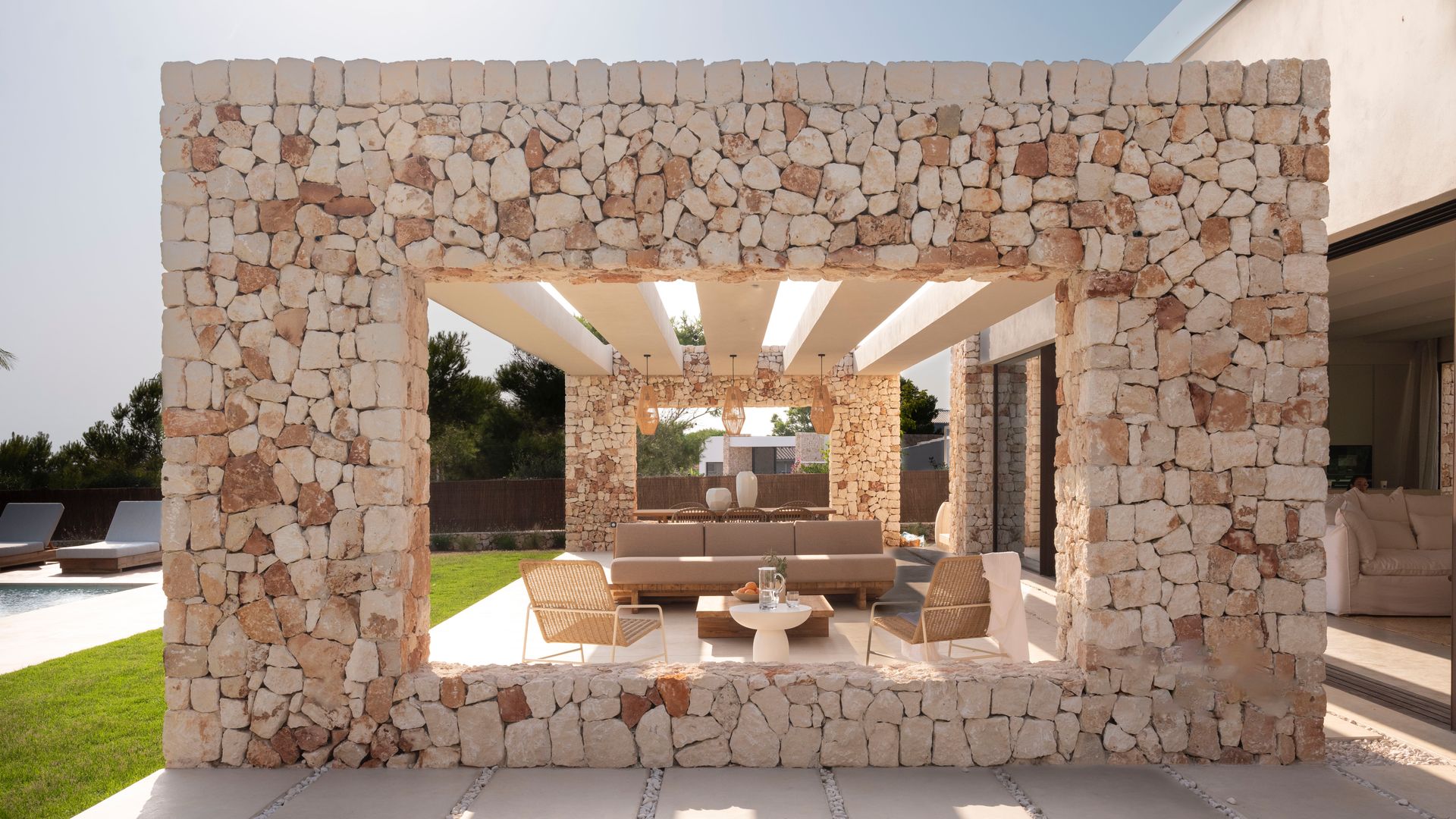 Porche de piedra con salón exterior 