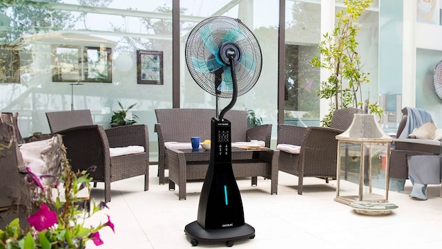 Ventilador cecotec en un jardín