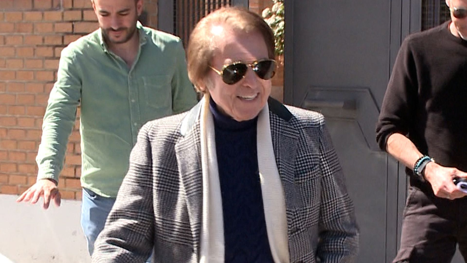 Raphael reaparece y pronuncia sus primeras palabras tras recibir el alta hace tres meses